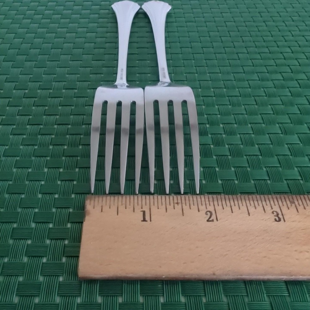 Oneida BANCROFT Dinner Forks Set Lot of 2 Stainless Flare Tip Ridged Glossy USA - Picture 7 of 8
